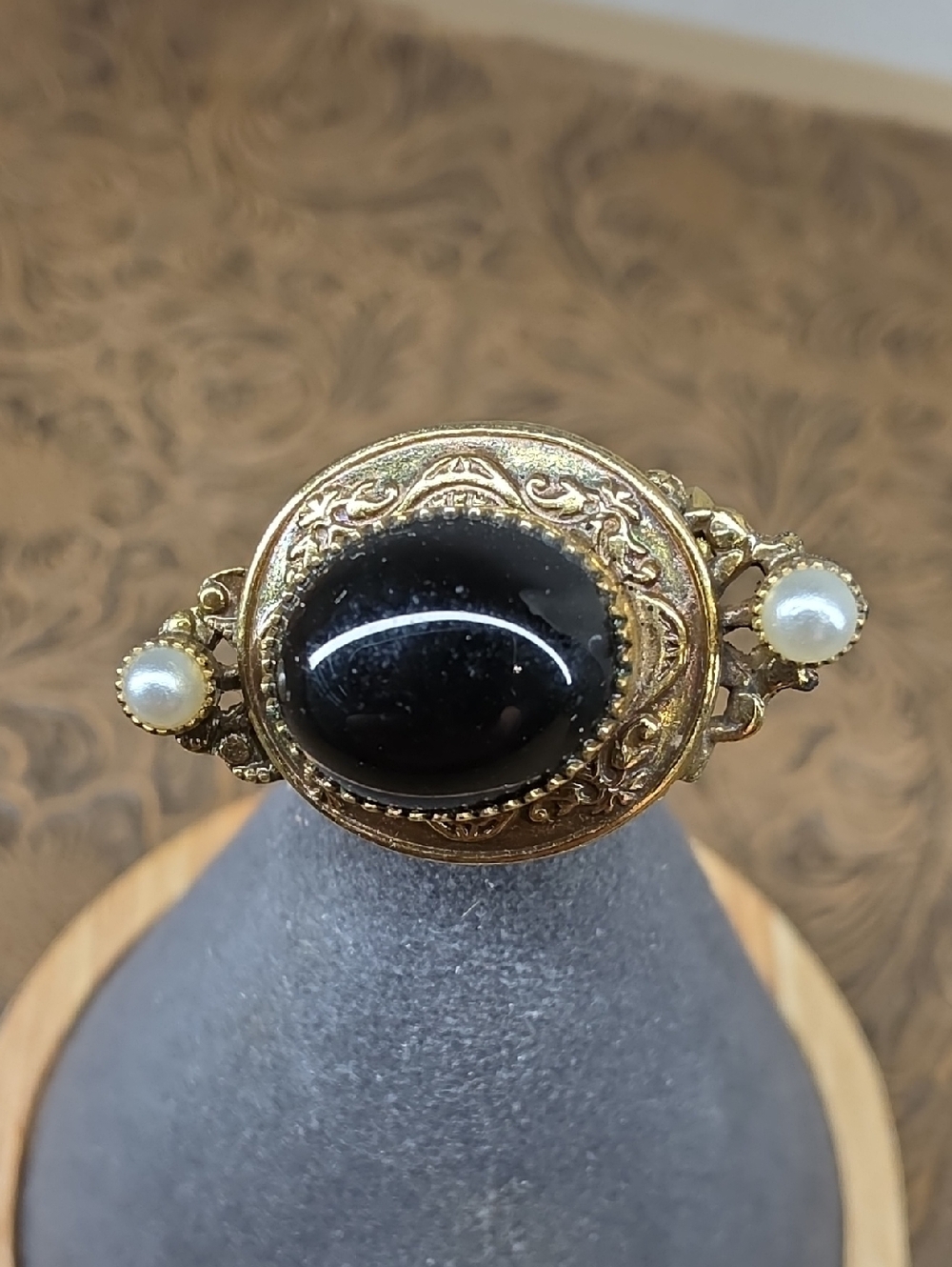 Vintage Original By Robert Gold-Tone Black Cabochon Pearl Accent Brooch Pin